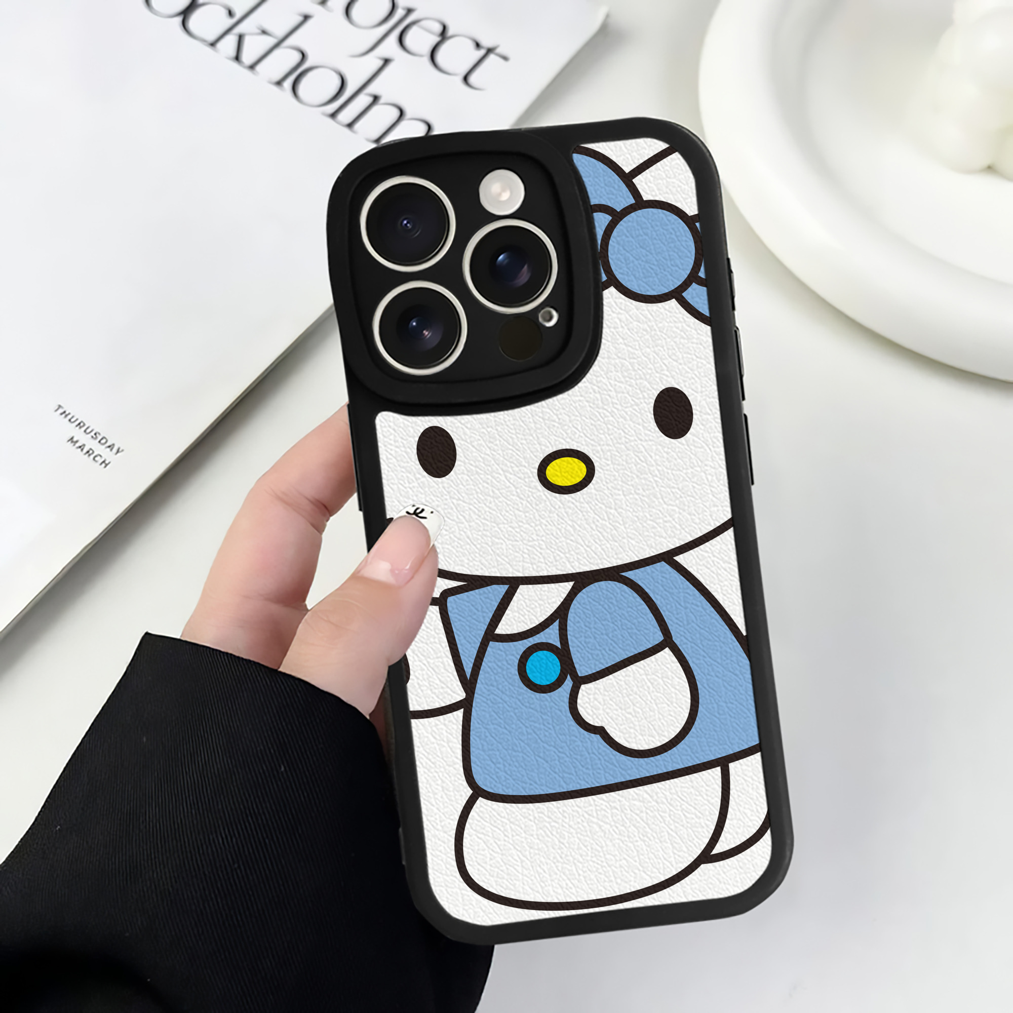 （画像用） Hello Kitty ハローキティ 【iPhone 16シリーズ対応】シリコンスマホケース（レザー調） 材質：シリコン